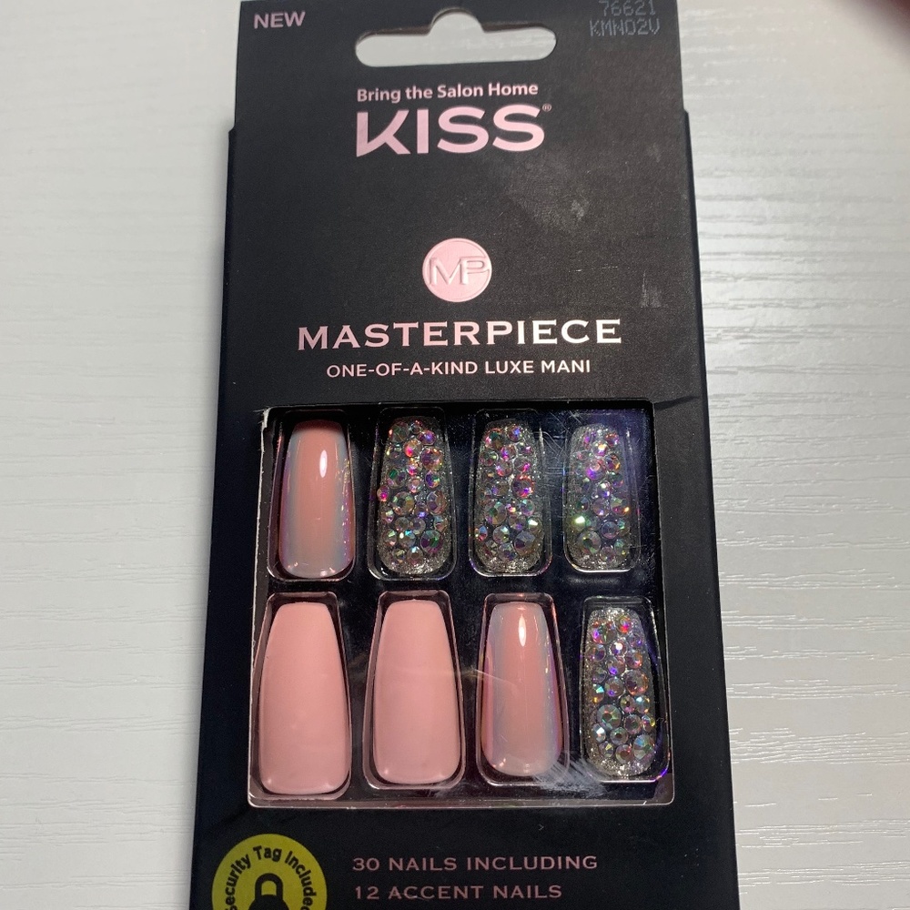 A kiss masterpiece luxe glue on nails